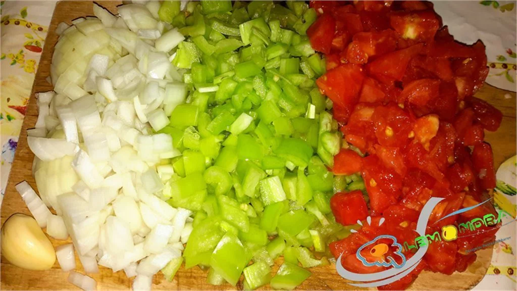 gobelekli pendirli et sote sogan biber pomidor sarimsaq